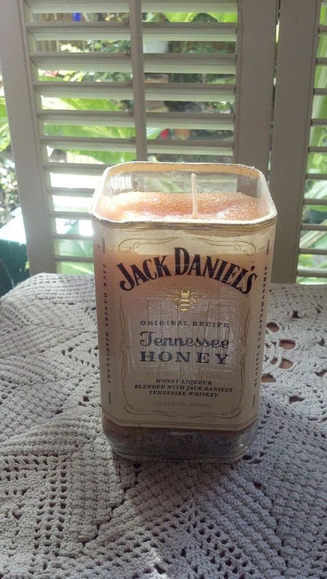 jack3 Diy Liquor Bottle, Diy Liquor, Beer Bottle Glasses, Liquor Bottle Candles, Homemade Candle, Breaking Point, Bottle Candles, Deco Originale, Ice Water