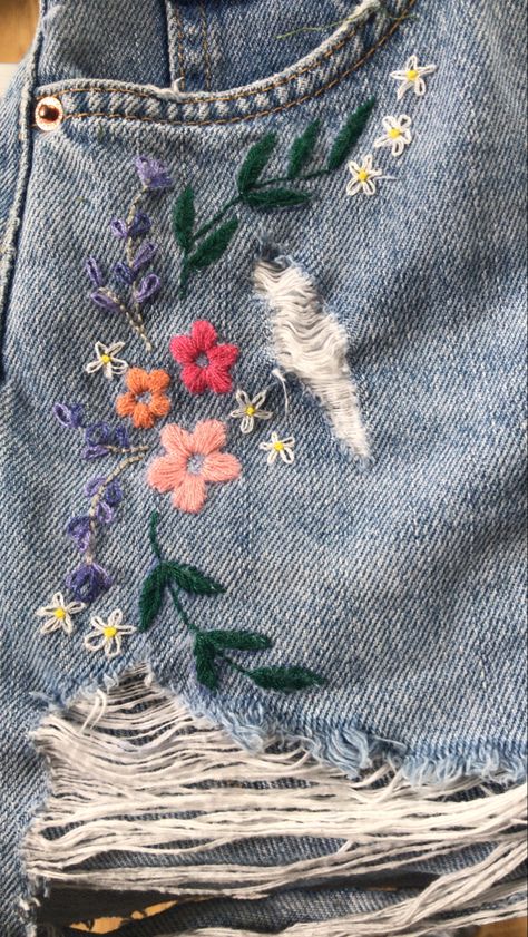 Hand Embroidery On Jeans Pants, Flower Jean Shorts, Embroidery Shorts Diy, Shorts Embroidery Ideas, Denim Shorts Embroidery, Jean Short Embroidery, Embroidered Jean Shorts Diy, Embroidered Shorts Diy, Flower Painted Jeans