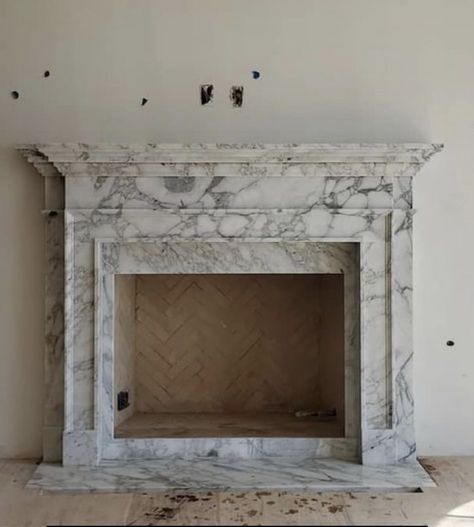 Bungalow Fireplace, Marble Fireplace Mantel, Marble Fireplace Surround, Minimal Living Room, Marble Fireplace, Antique Fireplace, Fireplace Surround, Fireplace Remodel, Bathroom Inspiration Decor