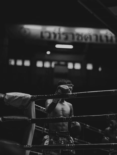 Muay Thai Fighter, Martial Arts Photography, Boxer Aesthetic, Boxing Images, Boxe Thai, Muay Thai Training, Portraiture Art, Ufc Fighters, Boxing Gym