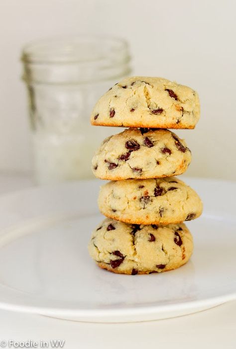 A recipe for chocolate chip cookies using Greek yogurt (no butter or oil). Light, fluffy and can be made gluten free! Greek Yogurt Cookies, Yogurt Cookies, Greek Yogurt Chocolate, Recipe For Chocolate Chip Cookies, Glutenfree Cookies, Greek Yogurt Recipe, Yogurt Chocolate, Gluten Free Chocolate Chip Cookies, Greek Yogurt Recipes