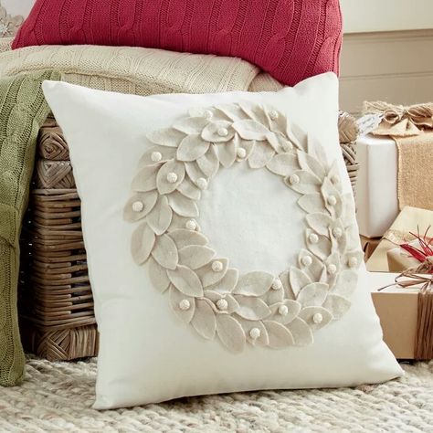 Creative Pillows, Felt Pillow, Diy Pillow Covers, Winter Pillows, Felt Wreath, Christmas Pillows, Sewing Pillows, Christmas Cushions, Holiday Pillows