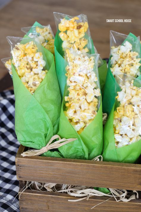 Popcorn Corn on the Cob Treat Bags. ADORABLE! Baggies of popcorn wrapped in green tissue paper to look like corn on the cob for Thanksgiving. Thanksgiving Snacks, Barnyard Birthday Party, Popcorn Treats, Fest Temaer, Farm Animals Birthday Party, Farm Themed Birthday Party, Future School, Tractor Birthday, Farm Animal Birthday