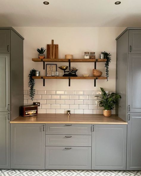 Серая Кухня, Kitchen Shelf Decor, Casa Vintage, Remodel Kitchen, Shelving Units, Rustic Shelves, Kitchen Inspiration Design, Kitchen Shelves, Home Decor Kitchen