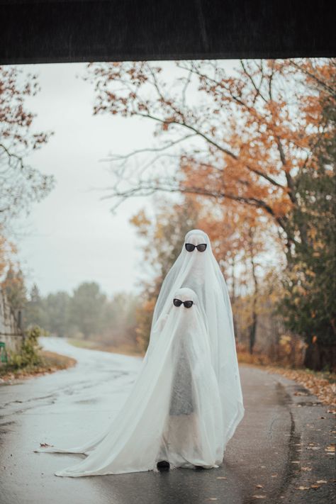 Spooky Mommy And Me Photos, Mom Daughter Halloween Photoshoot, Mother Daughter Ghost Photoshoot, Mom And Daughter Halloween Photoshoot, Mother Daughter Spooky Photoshoot, Mother Daughter Halloween Photo Shoot, Halloween Mums, Mother Child Photography, Halloween Duos