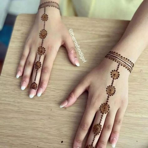 Easy Mehendi Designs Fingers, Easy Minimal Mehndi Designs, Very Minimal Mehendi, Easy And Aesthetic Mehendi Designs, Small And Easy Mehendi Designs, Aesthetic Small Mehndi Designs, Mehndi Designs For Small Kids, Back Simple Mehndi Design Easy, Easy Small Mehandi Designs