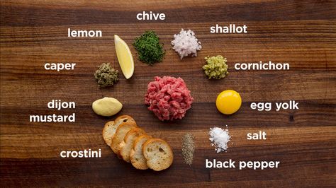 Tartare Recipe, Beef Tartare, Resep Salad, Steak Tartare, 21 Day Fix, Delicious Meals, Egg Yolk, Dijon, Pork Recipes