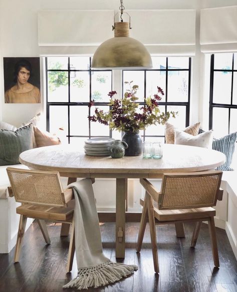 Pottery Barn on Instagram_ “The cozy kitchen nook of our dreams 😍 We love how our Toscana Round Extending Table fits perfectly nestled into this custom nook_ (📷_…” Cozy Kitchen Nook, Nook Table, Custom Bench, Earthy Home, Round Kitchen Table, Round Kitchen, White Cottage, Kitchen Nook, Country Bedroom