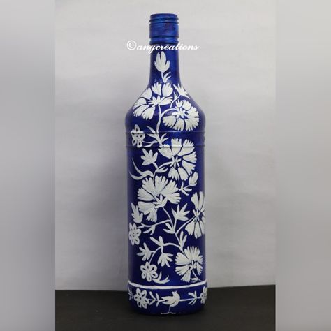 Blue bottle art / Bottle decor Blue Bottle Art, Bottle Art Easy, Arti Thali, Beer Bottle Art, Glass Bottle Decor, Bottle Paint, Paint Shirt, Blue Wine Bottles, Thali Decoration