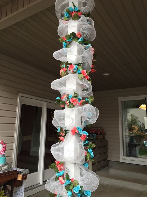 Decorating pillars with flowers and tulle. Round Pillar Decoration Ideas, Decorating Columns For Party, How To Decorate Columns For Wedding, Pilar Decoration Ideas, Pillar Decorations Columns, Wedding Pillar Decorations, Pillar Decoration Ideas, White Bridal Shower Theme, Interior Pillars