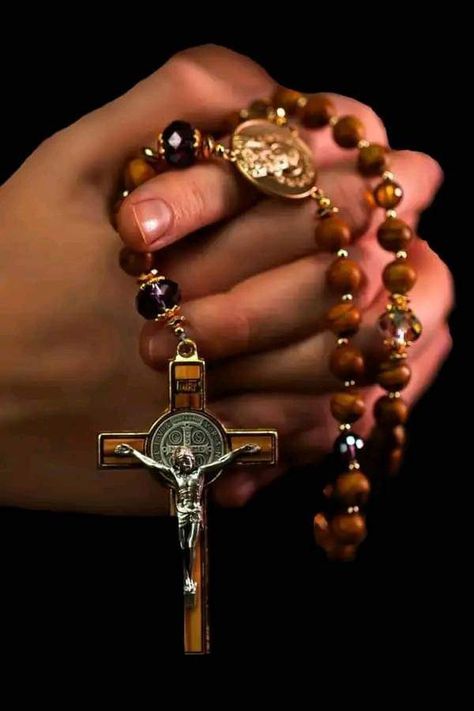 Eucharistic Adoration Wallpaper, Rosary Photography, Rosary Aesthetic, Catholic Photography, Praying Hands With Rosary, Praying The Rosary Catholic, Our Lady Of Rosary, Some Good Thoughts, Mother Mary Pictures