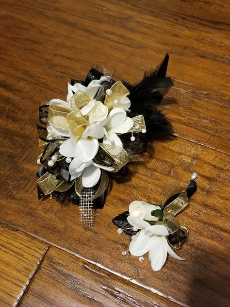 Black And Gold Corsage, Black And Gold Prom, Mailbox Bows, Gold Corsage, Prom Corsages, Prom Corsage And Boutonniere, Hoco Inspo, Boutonnieres Prom, Mailbox Bow