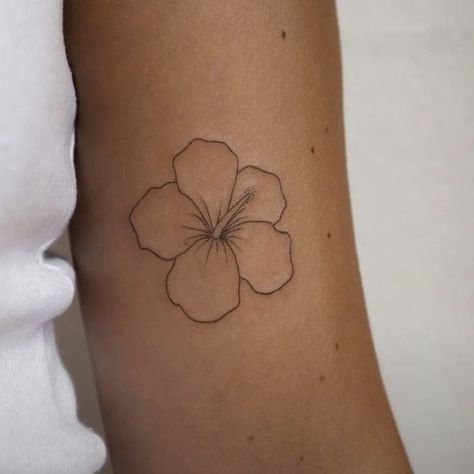 Simple Hawaiian Flower Tattoo, Hawaiian Small Tattoo, Hawaiian Tattoo Ideas, Hawaiian Flowers Tattoo, Hawaiian Flower Tattoo, Hawaii Flower Tattoos, Surfer Tattoo, Tatts Ideas, Small Beach Tattoos