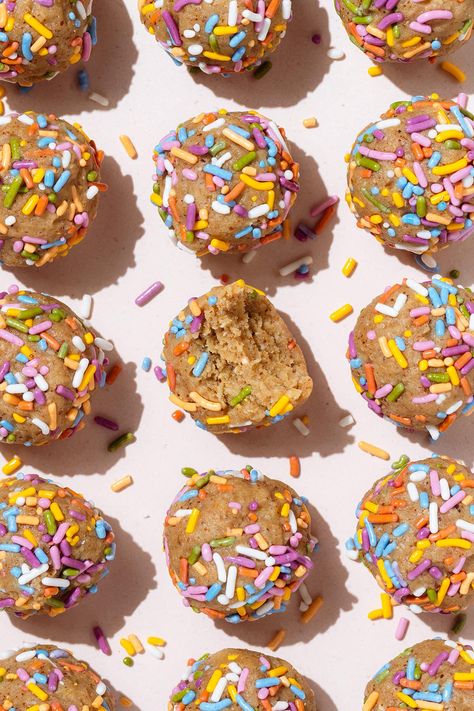 Birthday Cake Protein Balls, Cake Protein Balls, Beach Day Food, Birthday Cake Protein, Healthy Birthday, Biscuits Diététiques, Healthy Cookie Dough, Birthday Cake Flavors, Homemade Nutella