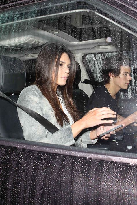 Yep, just casually sitting in a car together. Breathing the same air. Harry Styles Quiz, Pictures Of Harry Styles, Kendall Jenner Car, Harry Styles And Kendall Jenner, Kendall Harry, Kendall And Harry Styles, Harry Styles Dating, Harry Styles Songs, Kendall Jenner Photos