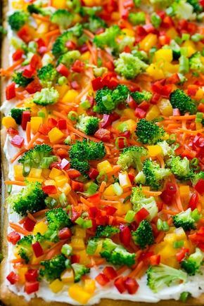 This veggie pizza is a crispy crescent roll crust topped with ranch flavored cream cheese and crunchy colorful vegetables. Crescent Roll Fruit Pizza, Pizza Recipe Video, Crescent Roll Crust, Veggie Pizza Recipe, Vegetarian Appetizer, Pizza Appetizers, Pizza Dinner, Fruit Pizza Recipe, Holiday Appetizer