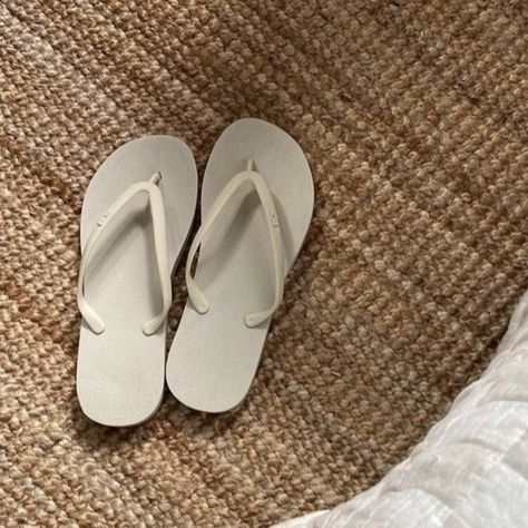 Flip flops made start to finish in New York. 5x more durable than the average flip flop and made of the same material as sneakers. Flip Flops Aesthetic, Cute Flip Flops, Women's Flip Flops, Summer Wardrobe Essentials, Summer Flip Flops, Christmas 2023, Todays Outfit, 2024 Fashion, Ugg Shoes