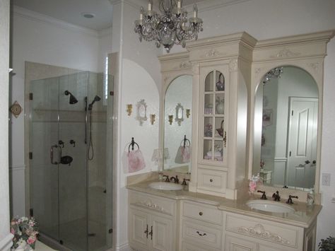 Master bath Master Bedrooms Coquette, Pink House Interior, Casa Vintage, Princess House, Pretty Room, Cute House, Dream Apartment, Dream House Interior, House Room