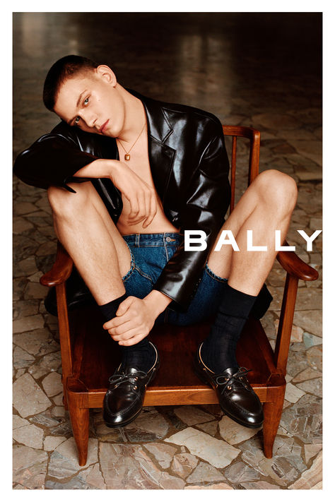 Bally Spring/Summer 2024 campaign shot by Alasdair McLellan, showcasing the first collection by Creative Director Simone Bellotti. Alasdair Mclellan, Spring Summer 2024, Contemporary Aesthetic, Fashion Editor, Leather Design, Summer 2024, Leather Accessories, Luxury Shoes, Creative Director