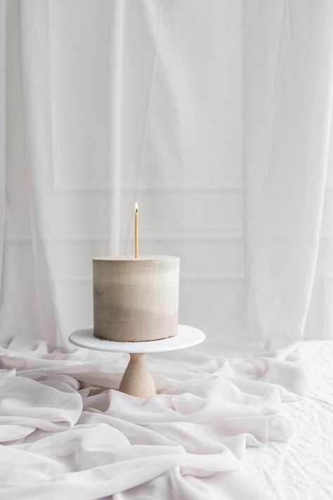 Aesthetic Smash Cake, Beige Cake Birthday, Beige Cake Aesthetic, Simple 1st Birthday Cake, Cake Photoshoot Ideas, Cake Photography Styling, White Smash Cake, 1 Year Birthday Cake, Cake 1 Year