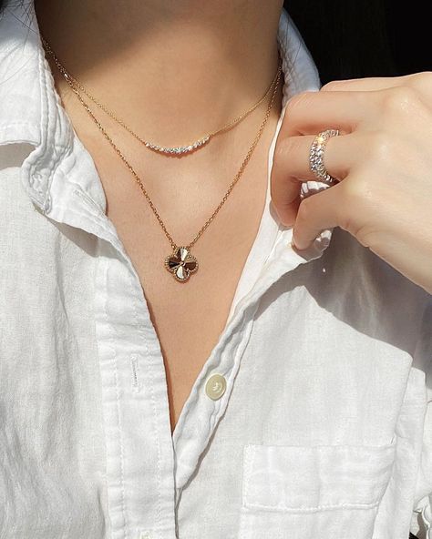 Gold Luxury Necklace, Gold Necklace Cartier, Layered Necklaces Diamond, Cartier Necklace Stack, Vca Necklace Outfit, Van Cleef Necklace Stack, Van Cleef Necklace Layering, Cartier Stack, Vca Necklace