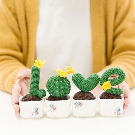 Lucky Love Letters Cactus ... Get the Crochet Pattern #crochet #cactus #crochetpattern #amigurumi #love Crochet Puff Flower, Letter Love, Crochet Hack, Crochet Cactus, Pola Amigurumi, Crochet Plant, Crochet Vintage, Crochet Flower Patterns, Unique Crochet