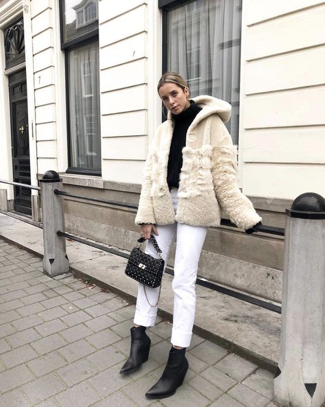 White Jeans Ideas, Winter White Jeans, White Mom Jeans, How To Wear White Jeans, White Jeans Winter, Jeans Ideas, White Jeans Outfit, Womens Black Booties, Mom Jeans Outfit