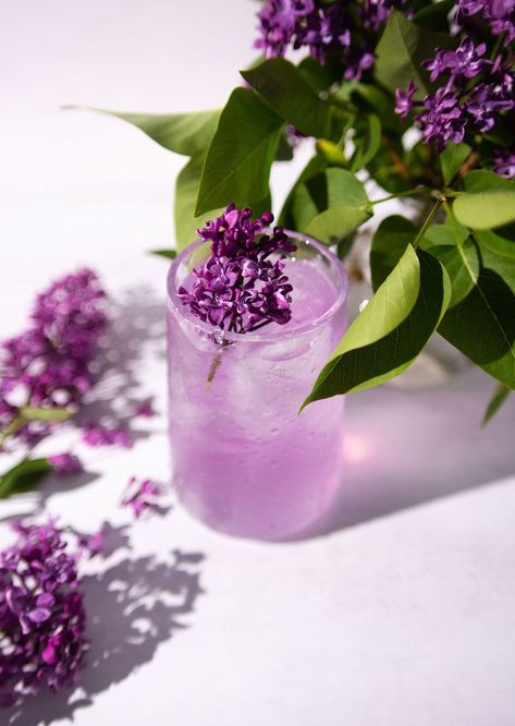 18 Stunning Spring Wedding Cocktails for Your Reception Spring Craft Cocktails, Spring Wedding Cocktails, Outdoor Beach Wedding, Simple Syrup Cocktails, Spring Drink, Floral Garden Party, Purple Cocktails, Signature Cocktails Wedding, Citrus Cocktails