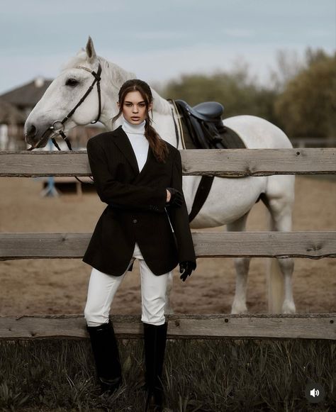 Equestrian Chic Fashion, Horse Riding Outfit Women, Horse Girl Outfits, Horse Riding Fashion, Equestrian Photoshoot, Horse Photoshoot Ideas, Horseback Riding Outfits, Horse Riding Outfit, Cowgirl Style Outfits