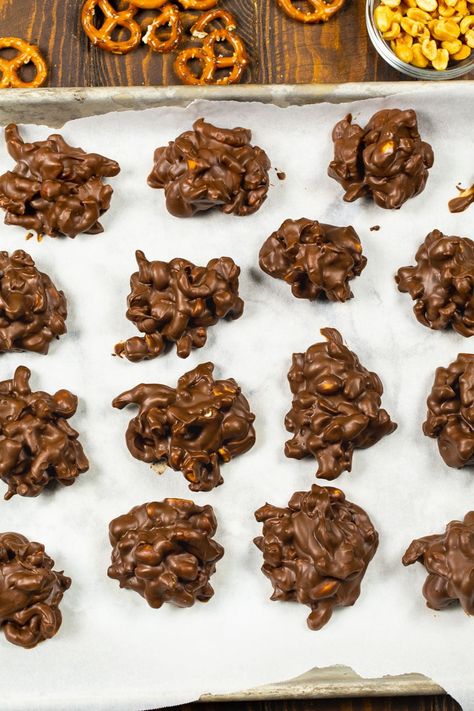 Chocolate Peanut Clusters with Pretzels Chocolate Pretzels Recipe, Chocolate Peanut Clusters, Chinese Christmas, Chocolate Clusters, Spicy Southern Kitchen, Peanut Clusters, Crockpot Candy, Easy Candy Recipes, Chocolate Covered Peanuts