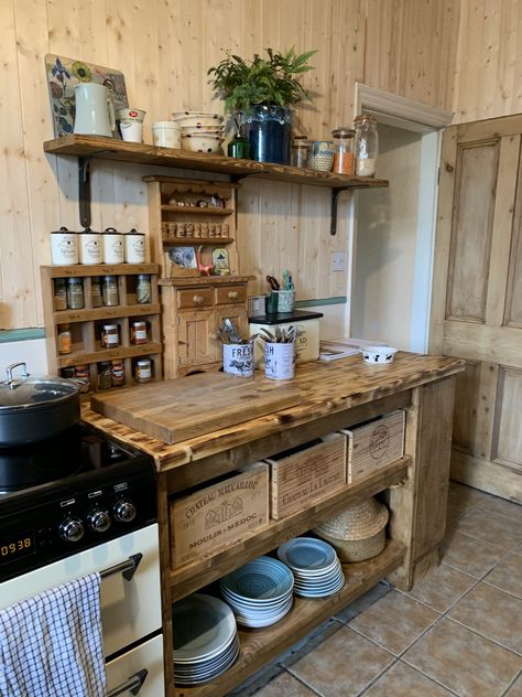 Tiny Cabin Kitchen, Vintage Kitchen Ideas, Unfitted Kitchen, Barn Kitchen, Freestanding Kitchen, Cabin Kitchens, Patio Diy, American Home, Flower Diy