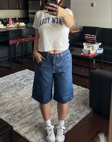 Women Baggy Shorts Outfit, Baggy Shorts For Women, Outfits With Long Jean Shorts, Jean Long Shorts, Jort Outfits Summer, Jorts On Short People, Bf Shorts Outfit, Summer Outfit Inspo Jean Shorts, Baggy Denim Shorts Outfit Street Styles