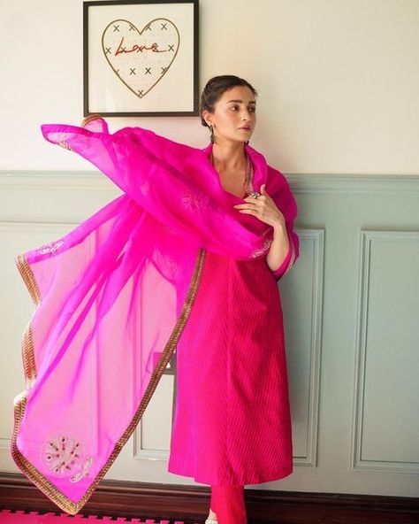 Zara Looks, Rani Pink, Simple Kurta Designs, Desi Fashion Casual, Long Kurti Designs, Casual Indian Fashion, Indian Photoshoot, Indian Dresses Traditional, Traditional Indian Outfits