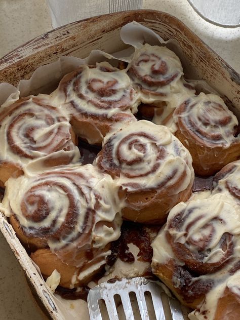 Cinnamon Rolls Autumn, Cinamoroll Recipe, Cinamoroll Aesthetic, Cozy Fall Food, Cinnamon Roll Aesthetic, Cinnamon Rolls Aesthetic, Halloween Breakfast, Fall Baking, Increase Sales