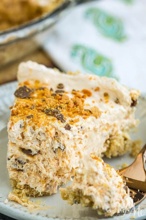 No Bake Butterfinger Cheesecake, Jello Fluff, Butterfinger Cheesecake, Cheesecake Pie Recipes, Cheesecake Pie, Best Cheesecake, Easy Cheesecake Recipes, Cracker Crust, Cracker Recipes