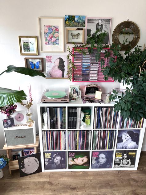 Lana Del Rey Inspired Bedroom, Vinyl Storage Aesthetic, Vinyls Bedroom, Lana Del Rey Apartment, Music Setup, Vinyl Set Up Aesthetic, Lana Room Decor, Bedroom Lana Del Rey, Cute Record Player Setup