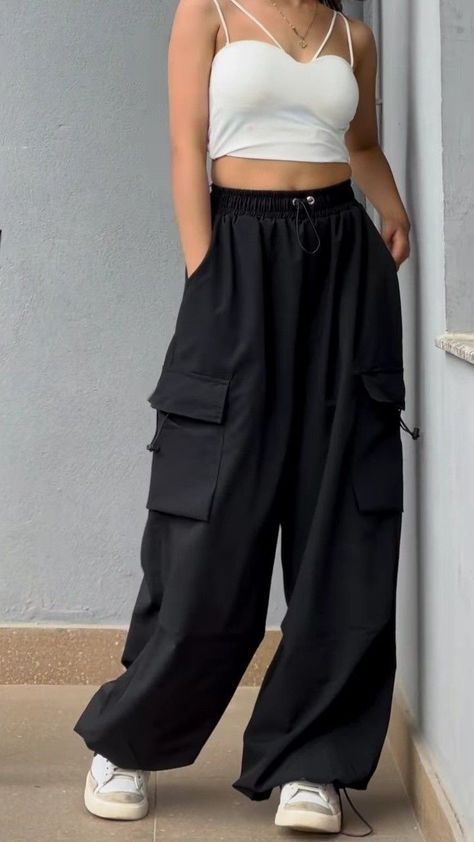 Cargo Jeans Outfit Women, Baggy Trousers Outfit, Cargo Jeans Outfit, Cargo Pants Women Outfit, Hippie Streetwear, Parachute Cargo Pants, Trousers For Girls, Sheer Nails, Parachute Cargo