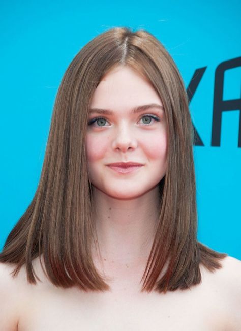 Elle's Brunette Hair--Yesterday, actress Elle Fanning attended the Los Angeles premiere of “The Boxtrolls” and revealed a new look. The star went brunette One Length Long Hair, Trendy Haircuts Medium, Dunner Wordend Haar, Kids Hair Cuts, Peinados Fáciles Para Cabello Corto, Long Brown Hair, Haircuts Straight Hair, Elle Fanning, Hair Color Dark