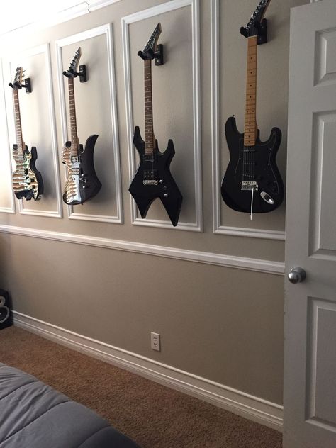 Guitar Room Aesthetic, Guitar Display Wall, Casa Rock, Office Music Room, Music Room Office, Office Wall Colors, Room Decor Music, Music Room Wall, Music Room Design