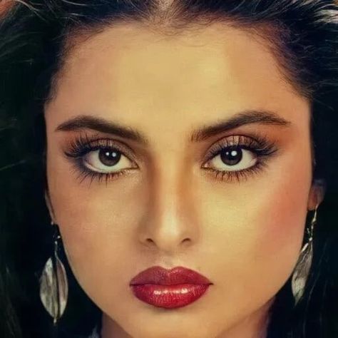 60s Indian Makeup, Classic Indian Makeup, Rani Mukerji Makeup, 2000s Bollywood Makeup, 90s Indian Makeup, Indian Woman Makeup, 90s Bollywood Makeup, Rekha 90s, Retro Bollywood Aesthetic