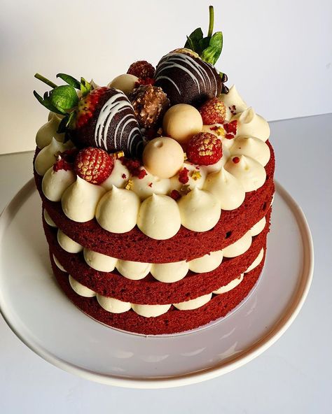 Layered Red Velvet Cake, Red Velvet Round Cake, Red Velvet Cake With Chocolate Covered Strawberries, Chocolate And Red Velvet Cake, Cream Cheese Decorated Cake, Red Velvet Celebration Cake, Birthday Cake Ideas Strawberry, Redvelvet Cake Design Birthday, Red Velvet Cake With Strawberries