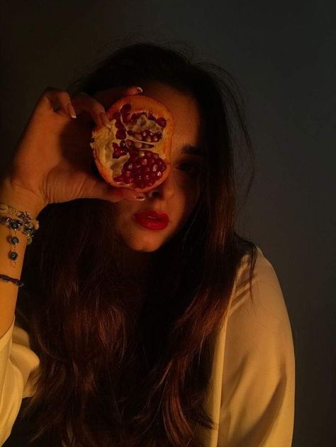 Yalda Night Aesthetic, Pomegranate Photoshoot, Persephone Photoshoot, Yalda Night Ideas Decor, Yalda Decoration, Shab Yalda Decoration, Yalda Design, Pomegranate How To Eat, Fruit Shoot