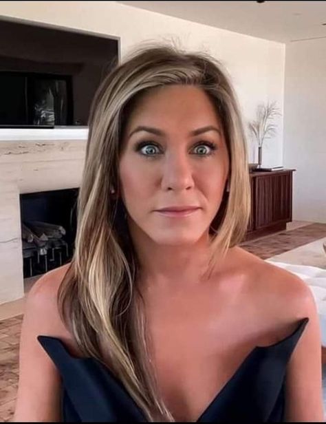 Jennifer Aniston Self Portrait, Jennifer Aniston Selfie, Jennifer Aniston Without Makeup, Viking Rune Tattoo, Aniston Jennifer, Jennifer Aniston Videos, Aniston Hair, Jennifer Aniston Legs, Jeniffer Aniston