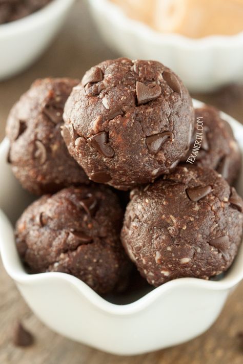 Chocolate Peanut Butter Protein Balls (vegan, grain-free, gluten-free, and dairy-free) Protein Balls Vegan, Chocolate Peanut Butter Protein Balls, Peanut Butter Protein Balls, Gluten Free Chocolate Recipes, Protein Muffins, Protein Bites, Protein Balls, Peanut Butter Protein, Peanut Butter Balls