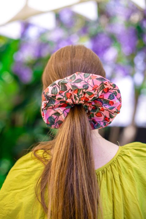 How To Make an Oversized Scrunchie Jumbo Scrunchies Diy, Giant Scrunchie, Diy Scrunchie, Oversized Scrunchie, Studio Diy, Holiday Costumes, Your Hairstyle, Fabric Scissors, Low Ponytail