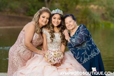 Quinceanera Family Photoshoot, Quinceanera Group Photos, Quinceanera Party Photography, Quinceanera Party Photos, Quinceanera Picture Ideas With Parents, Mom And Daughter Quince Pictures, Family Quinceanera Pictures, Quinceanera Picture Ideas Photography, Quince Family Pictures