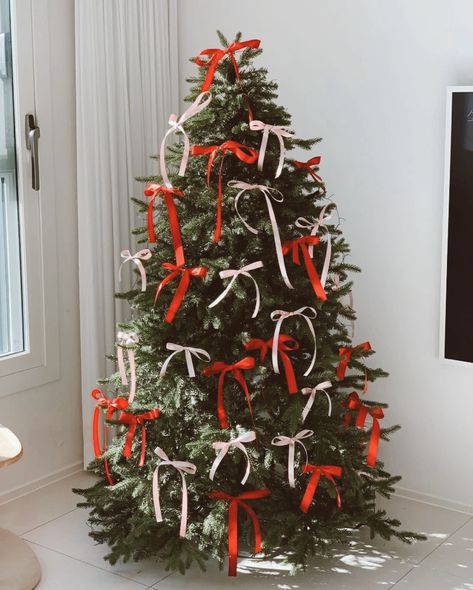 Holiday Inspiration: All Tied Up in a Bow, Part Two Satin Bow Christmas Tree, Bow Theme Christmas, Small Christmas Tree Bows, Bow Tie Christmas Tree, Christmas Tree Decorated With Bows, Bow Tree Christmas, Christmas Tree Bows Decoration, Bow On Christmas Tree, Bows On Christmas Tree