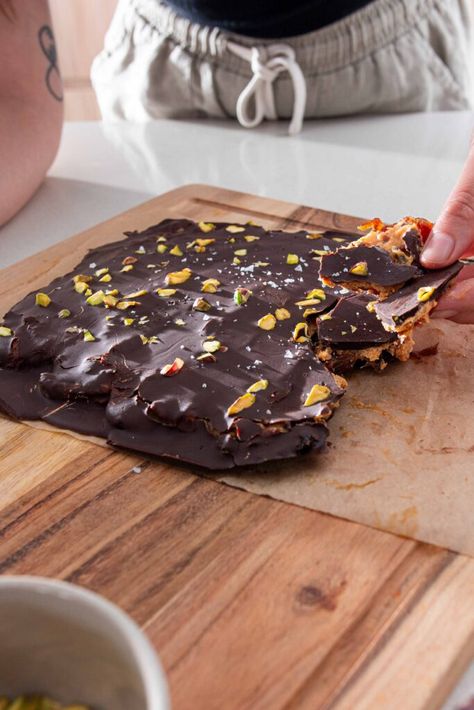 Peanut Butter Chocolate Bark, Dates Peanut Butter, Easy Healthy Snacks, Peanut Butter And Chocolate, Date Recipes, Desserts Vegan, Bark Recipe, Easy Snack Recipes, Trending Recipes