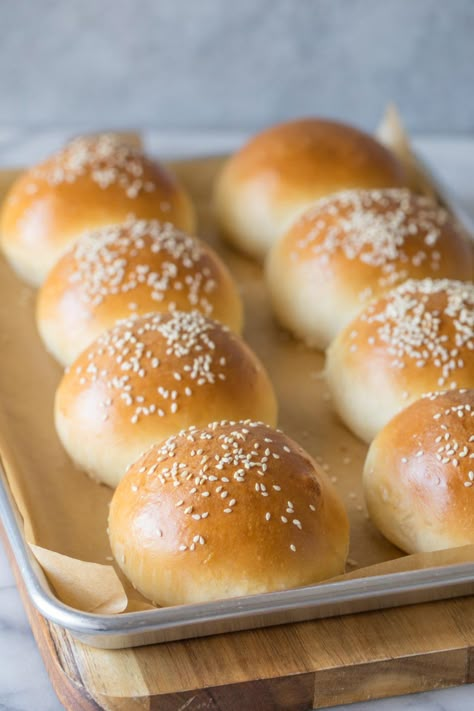 These fluffy, golden Sourdough Hamburger Buns will bring your burger night to the next level! Start the dough in the morning, and buns are ready by dinner. Keto Spreads, Sourdough Hamburger Buns, Sourdough Basics, Sourdough Ideas, Friendship Bread Starter, Sourdough Breads, Hamburger Bun Recipe, Sourdough Rolls, Natural Yeast