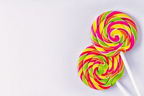 Swirl lollipops are a fun treat to eat and to make. You don't have to be an experienced candymaker to enjoy these tasty treats. All you need is an afternoon and the right... How To Make Lollipops, Lollipop Guild, Make Rock Candy, Home Made Candy, Homemade Lollipops, Lollipop Recipe, Butterscotch Candy, Candy Creations, Rainbow Lollipops